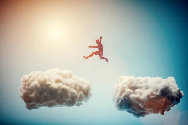 Homem Pulando Uma Nuvem Para Outra — Fotografia de Stock