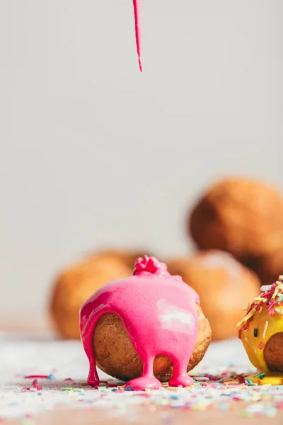 Рожева Рідка Глазур Наливається Домашній Коричневий Пончик — стокове фото