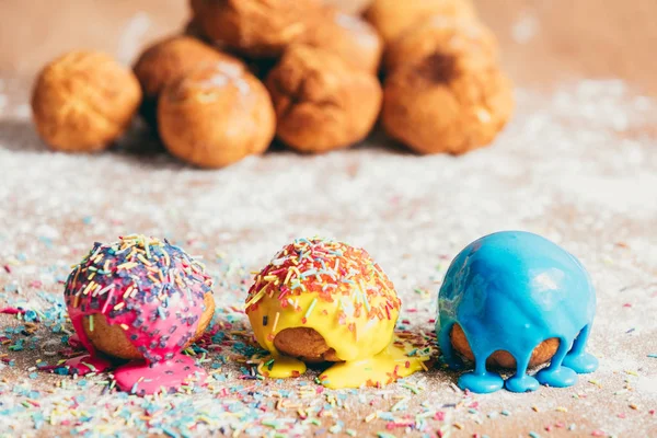 Drei Bunte Hausgemachte Krapfen Auf Schmutzigem Küchentisch — Stockfoto