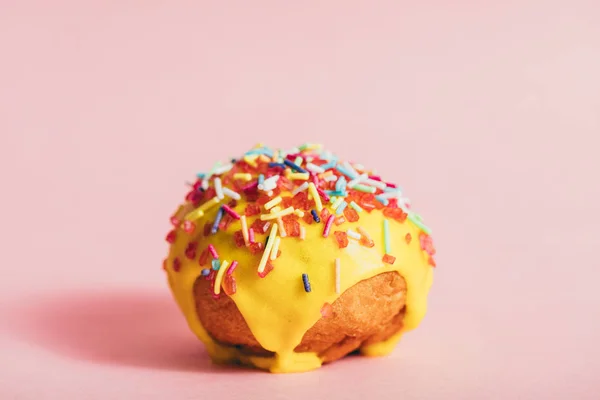 小圆黄色甜甜圈与五颜六色的洒在顶部 — 图库照片