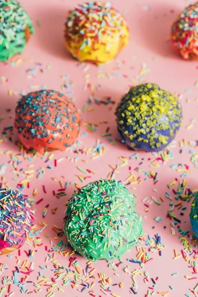 Donuts Saupoudrés Colorés Sur Fond Rose Pastel — Photo