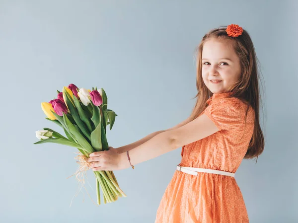 Fiatal Gyerek Tartja Frissen Vágott Tulipán Csokor — Stock Fotó