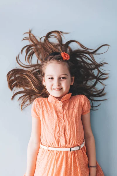 Jovem Com Cabelo Bagunçado Deitado Chão — Fotografia de Stock