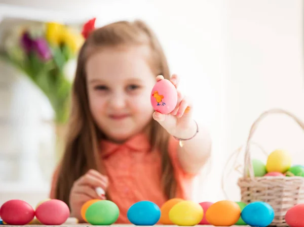 Молода Дівчина Показує Яйце Ручної Роботи Курячим Малюнком — стокове фото