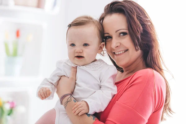 Madre Hija Pequeña Abrazándose Sonriendo —  Fotos de Stock