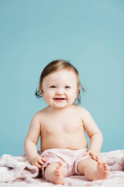 Babymeisje Zittend Deken Glimlachend — Stockfoto