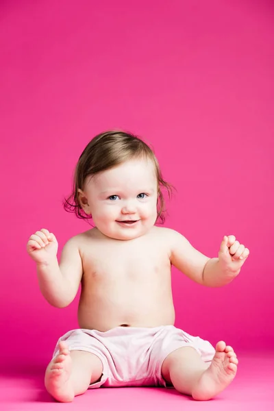 Χαρούμενη Νήπιο Ζωηρή Ροζ Φόντο — Φωτογραφία Αρχείου