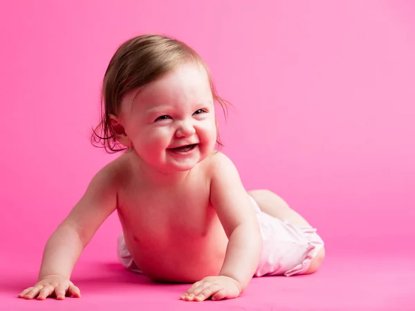 Niño Sonriente Suelo Sobre Fondo Rosa —  Fotos de Stock