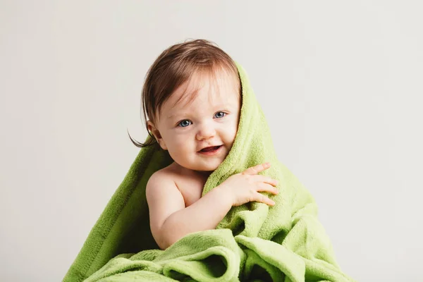 Niedliches Kleines Baby Lehnt Sich Aus Kuscheliger Grüner Decke — Stockfoto