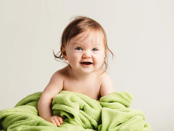 Menina Bonito Com Cobertor Verde Acolhedor Sorrindo — Fotografia de Stock