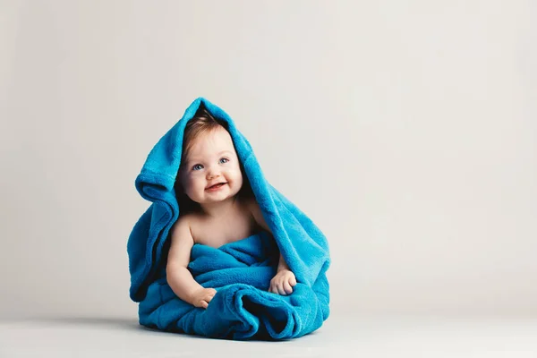 Happy Babymeisje Bedekt Met Blauwe Warme Deken — Stockfoto
