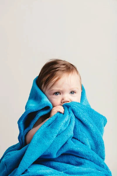 Kleines Mädchen Versteckt Kuscheliger Blauer Decke — Stockfoto