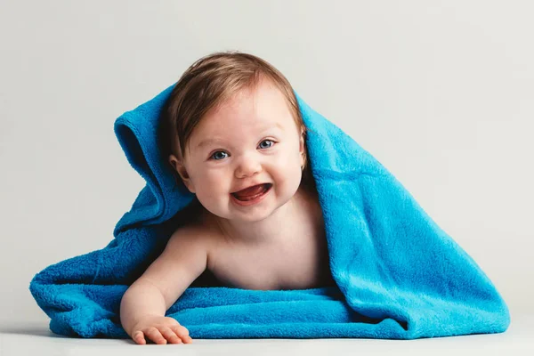 Сладкое Дитя Покрытое Одеялом Лежащее Животе Улыбающееся — стоковое фото