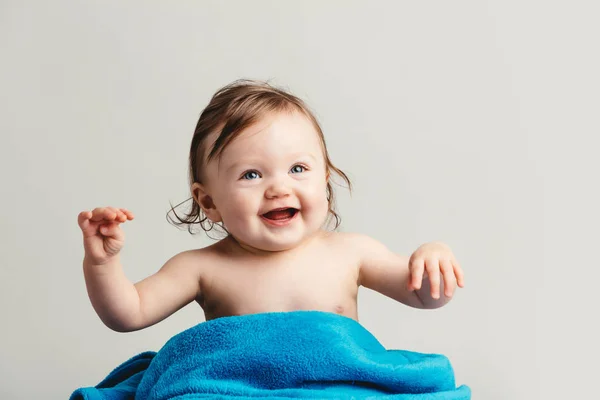 Baby Mädchen Sitzt Blauer Decke Und Lächelt — Stockfoto
