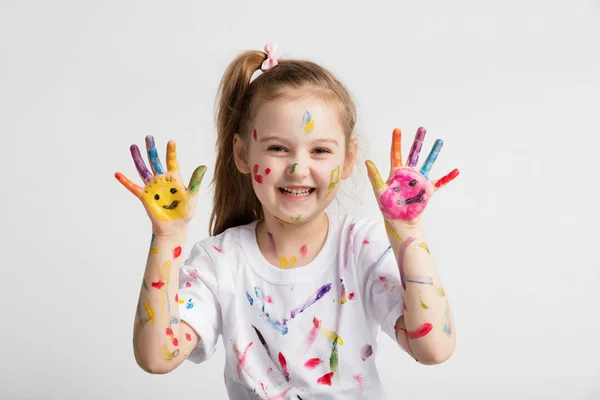Νέοι Παιδί Βρώμικο Μπλουζάκι Δείχνει Πολύχρωμα Χέρια — Φωτογραφία Αρχείου