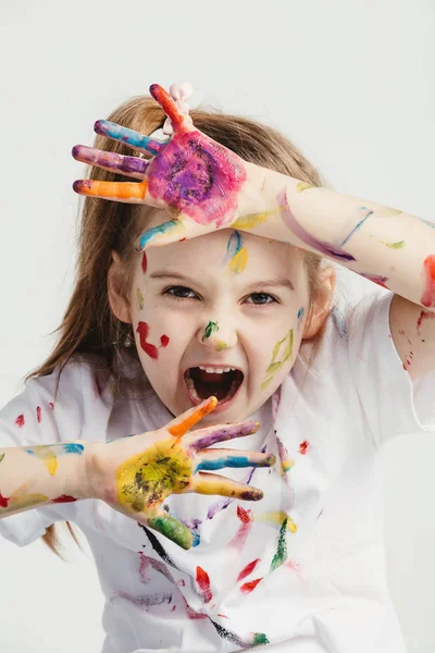 Menina Coberta Tinta Fazendo Caras Engraçadas — Fotografia de Stock