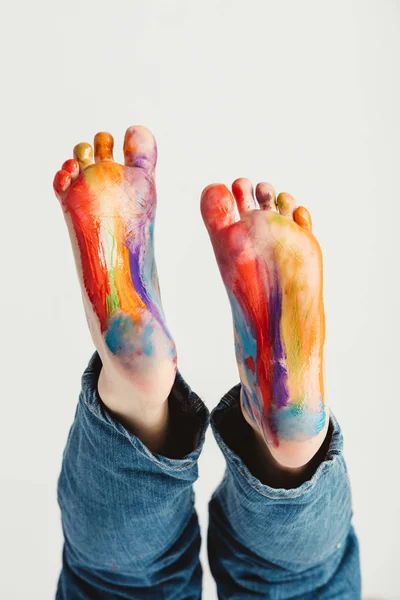 Παιδί Πόδια Βαμμένο Στα Χρώματα Του Ουράνιου Τόξου — Φωτογραφία Αρχείου
