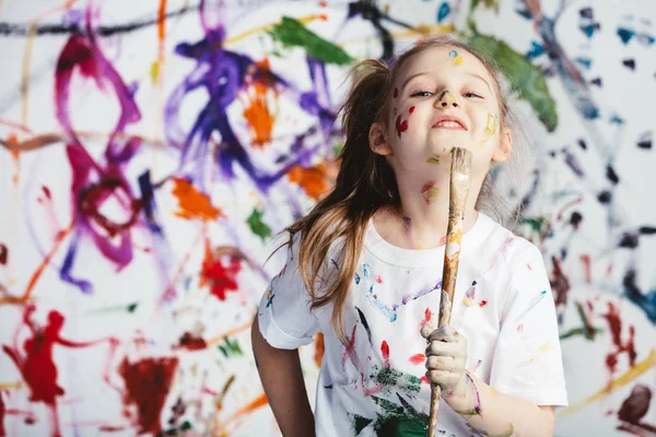 Jeune Peintre Enfant Debout Avec Brosse Devant Fond Salissant — Photo