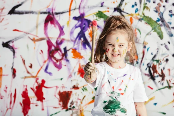 Lindo Niño Con Manchas Pintura Colorida Mostrando Pincel Pintura — Foto de Stock