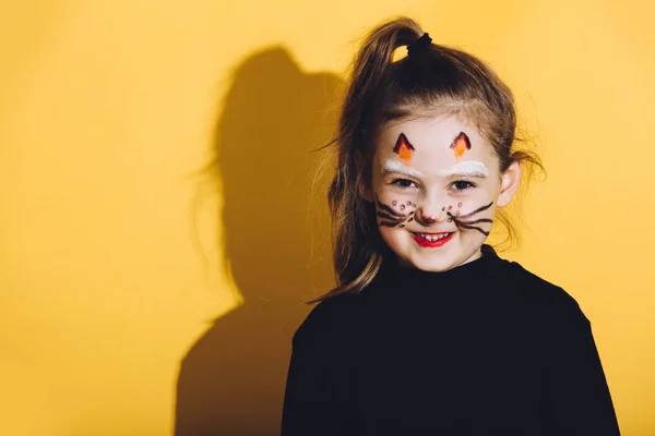 Menina Com Maquiagem Gato Rosto Fundo Amarelo — Fotografia de Stock