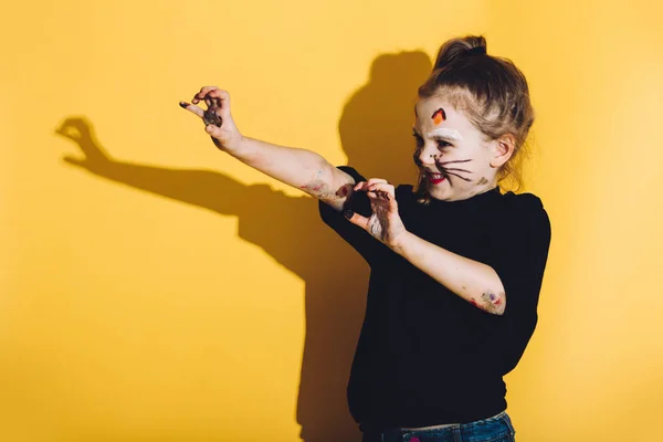 Criança Jovem Com Gato Compõem Mãos Streching — Fotografia de Stock