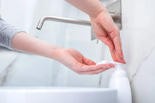 Frau Wäscht Sich Die Hände Mit Schaumseife Hygiene Vorbeugung Gegen — Stockfoto