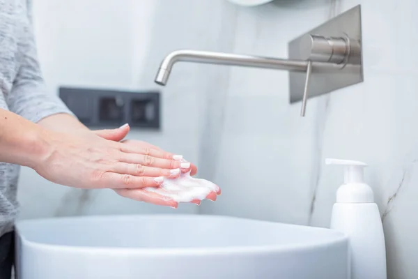 Donna Che Lava Mani Con Sapone Espanso Igiene Prevenzione Coronavirus — Foto Stock