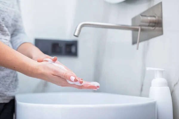 Vrouw Die Handen Wast Met Schuimzeep Hygiëne Preventie Van Coronavirus — Stockfoto