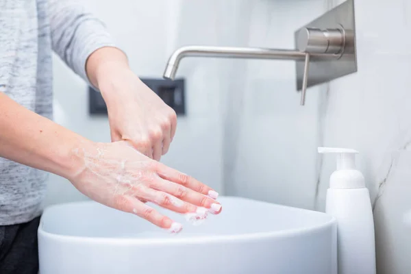 Mujer Lavándose Las Manos Con Jabón Espuma Higiene Prevención Del — Foto de Stock