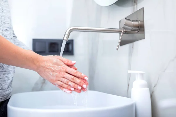 Mujer Lavándose Las Manos Con Jabón Espuma Higiene Prevención Del —  Fotos de Stock