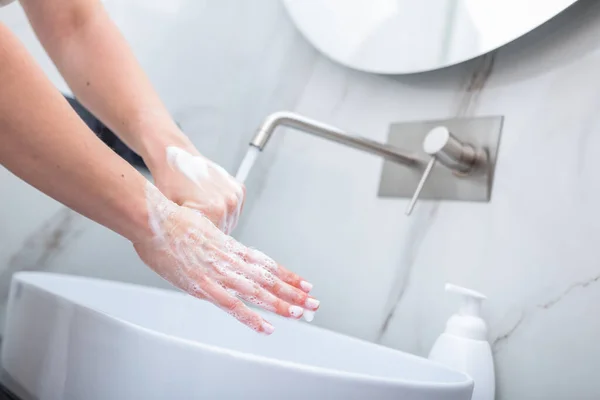 Mujer Lavándose Las Manos Con Jabón Espuma Higiene Prevención Del — Foto de Stock