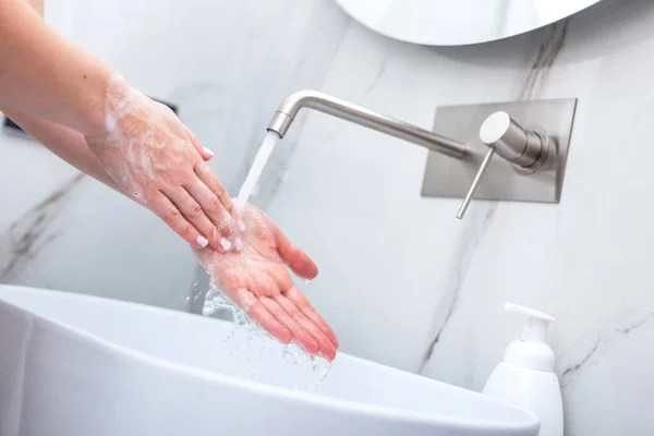 Kobieta Myje Ręce Piankowym Mydłem Higiena Zapobieganie Koronawirusowi Opiece Zdrowotnej — Zdjęcie stockowe