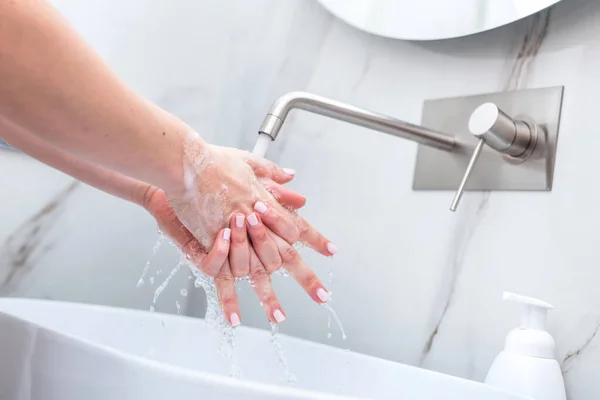 Donna Che Lava Mani Con Sapone Espanso Igiene Prevenzione Coronavirus — Foto Stock