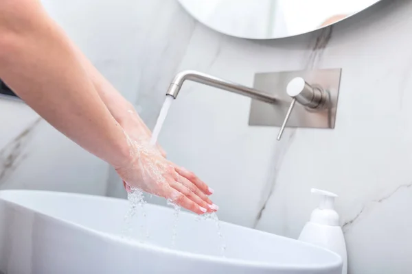 Donna Che Lava Mani Con Sapone Espanso Igiene Prevenzione Coronavirus — Foto Stock