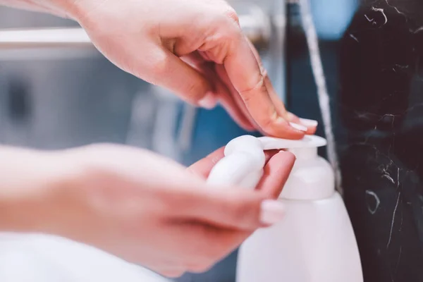 Donna Che Prende Sapone Schiuma Containter Lavarsi Mani Igiene Prevenzione — Foto Stock