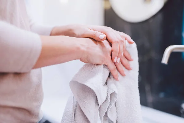 Kobieta Wycierająca Ręce Ręcznikiem Ich Umyciu Higiena Zapobieganie Koronawirusowi Opiece — Zdjęcie stockowe