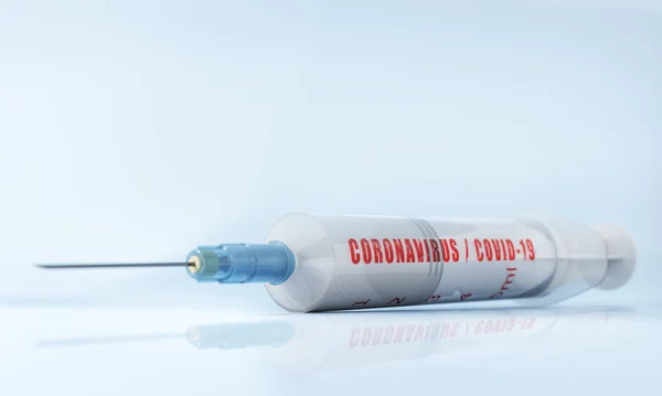 Coronavirus Aşısı Şırınga Beyaz Masada Wuhan Salgınındaki Virüs Boyutlu Hazırlama — Stok fotoğraf