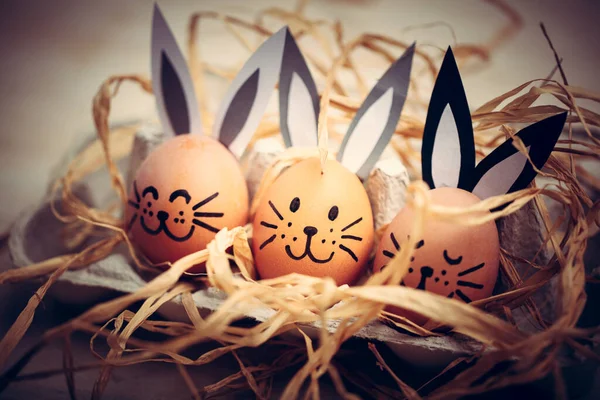 Три Раскрашенных Улыбающихся Пасхальных Кролика Сидят Коробке Яйцами Смешная Винтажная — стоковое фото