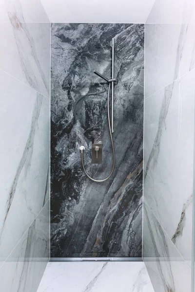 Modern Banyoda Doğrusal Duş Gideri Büyük Mermer Kiremit Biçimi — Stok fotoğraf