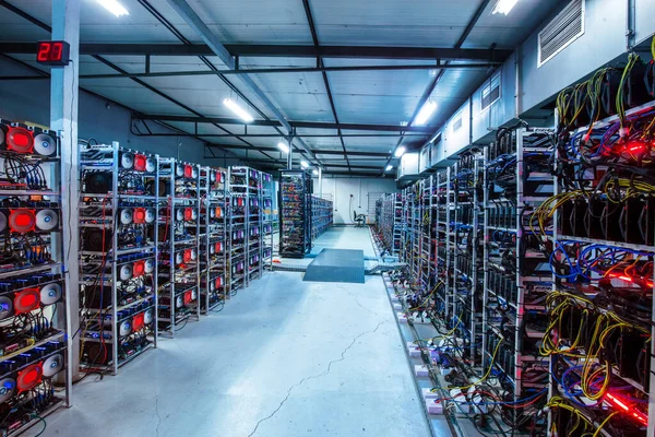 Bitcoinと暗号化マイニングファーム ビッグデータセンター 仕事中のハイテクサーバーコンピュータ — ストック写真