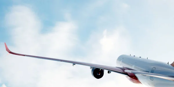 Samolot Komercyjny Lecący Słonecznym Błękitnym Niebie Samolot Pasażerski Lub Towarowy — Zdjęcie stockowe
