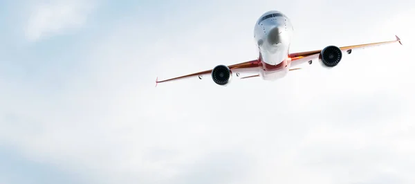 Komerční Letadlo Letí Slunné Modré Obloze Osobní Nebo Nákladní Letadlo — Stock fotografie