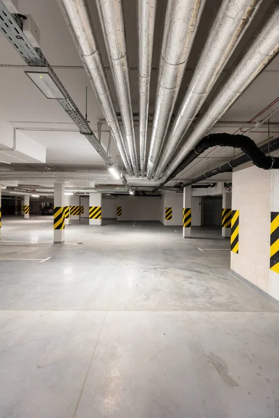 Underjordiska Tomma Parkeringshus Modernt Stadsrum Bredvinkel — Stockfoto
