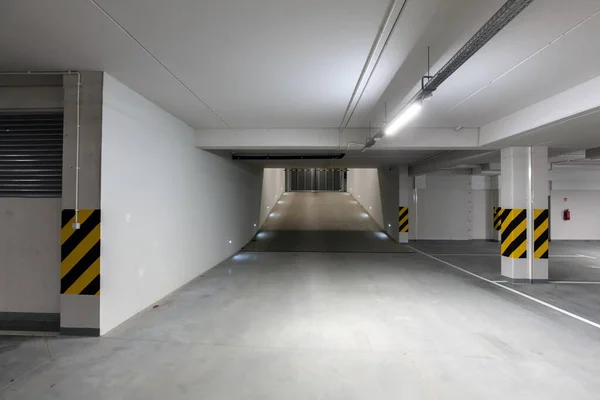 Underjordiska Tomma Parkeringshus Porten Och Porten Modernt Stadsrum Bredvinkel — Stockfoto