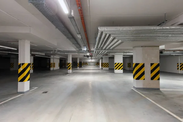 Underjordiska Tomma Parkeringshus Modernt Stadsrum Bredvinkel — Stockfoto