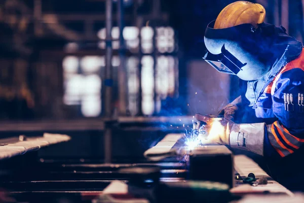 Mann Arbeitet Bei Stahlproduktion Fabrik Selektiver Fokus — Stockfoto