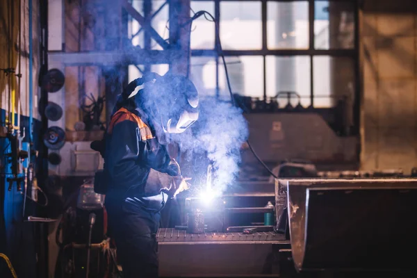 Fabrikada Çelik Üretiminde Çalışan Bir Adam Seçici Odaklı — Stok fotoğraf