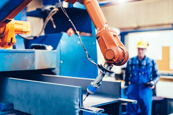 Mann Arbeitet Bei Stahlproduktion Fabrik Selektiver Fokus — Stockfoto