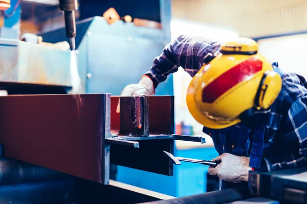 Mann Arbeitet Bei Stahlproduktion Fabrik Selektiver Fokus — Stockfoto