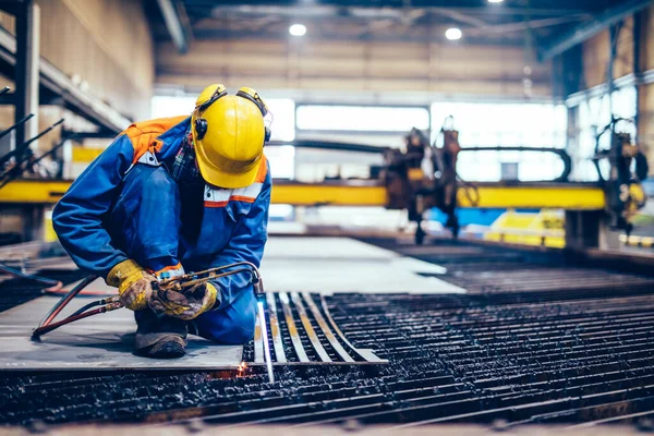 Mann Arbeitet Bei Stahlproduktion Fabrik Selektiver Fokus — Stockfoto